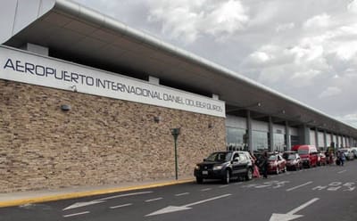 Un avión chocó contra un poste dentro del Aeropuerto Guanacaste.