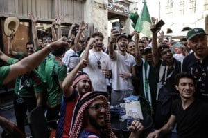 DOHA, 22/11/2022.- Aficionados de México, Francia y de otros países ven por televisión el partido del Mundial de Qatar 2022 entre Argentina y Arabia Saudita, en el que la albiceleste ha perdido 2-1, este martes en Doha. EFE/ Antonio Lacerda