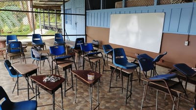 Aulas del Liceo Rural de Bahía Drake, ubicadas en el salón comunal de la localidad