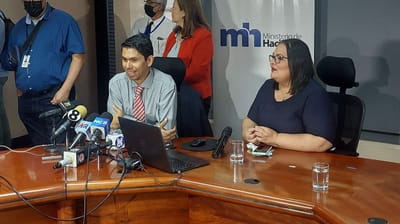 Luis Amador, ministro de Obras Públicas y Transportes, y Cindy Coto, directora ejecutiva de Cosevi. CRG
