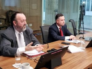 Manfred Sáenz, asesor jurídico y Douglas Soto, gerente del BCR comparecieron ante los diputados (Foto CRH)