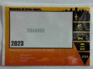 Imagen del stciker del marchamo de 2023. Cortesía INS