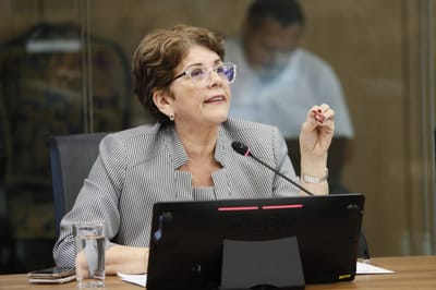 La contralora Marta Acosta ha dicho que Ciudad Gobierno excede los límites del artículo 67 de la LGCP y debe proceder por el procedimiento ordinario.