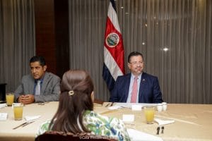 Rodrigo Chaves, presidente de la República, y Nogui Acosta, ministro de Hacienda. (Archivo/CRH).
