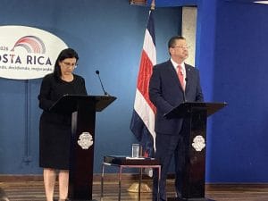 El presidente, Rodrigo Chaves Robles y la presidenta de la Caja, Marta Esquivel (CRH)