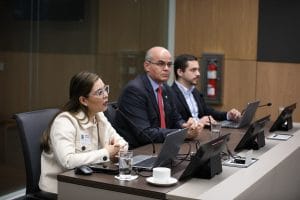 De izquierda a derecha, Rebeca Matamoros y Jorge Sequeira, de Cinde. (Asamblea Legislativa).