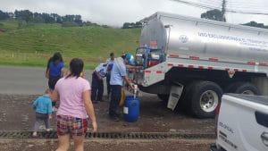 Los vecinos de Cipreses siguen recibiendo agua con cisternas. (Foto: Frente Ecologista)