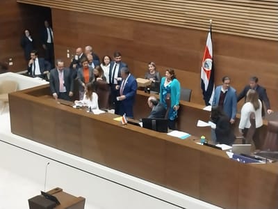Los diputados votaron públicamente tras la reforma al reglamento. (Foto: CRH)
