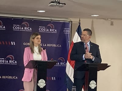 Rodrigo Chaves, presidente de la República, y Laura Fernández, ministra de la Presidencia. (CRH).