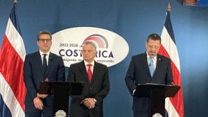 Rodrigo Chaves, presidente de la República, y los ministros de Comercio Exterior y Relaciones Exteriores, Manuel Tovar y Arnoldo André. (Archivo/CRH).