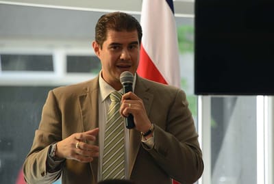 Periodista Marlon Mora durante acto público. (Universidad de Costa Rica | Sitio web)