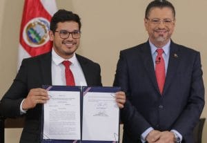 Rodrigo Chaves, presidente de la República, y Víctor Carvajal, ministro de Agricultura y Ganadería. (Fotografía de la Casa Presidencial).