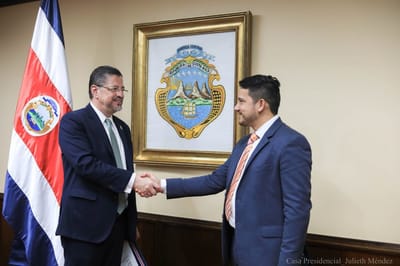 Presidente Rodrigo Chaves junto al ministro Víctor Carvajal
