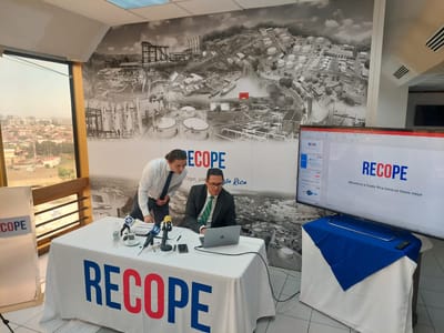 Juan Manuel Quesada, derecha, presidente ejecutivo de Recope, junto a Sergio López, jefe de comunicación de la empresa estatal. CRH