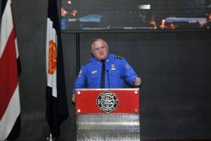 Director general del Cuerpo de Bomberos, Héctor Chaves León, en acto público. (Cuerpo de Bomberos | Facebook)