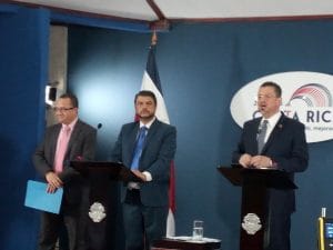 El presidente Chaves y los jerarcas de Seguridad y Justicia, Mario Zamora y Gerald Campos (CRH)