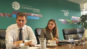 Manuel Tovar, ministro de Comercio Exterior, y Laura López, gerente general de Procomer. (CRH).