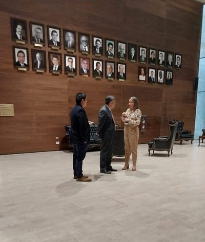 Vargas conversó con varios diputados del PLN, aquí con el jefe de fracción Óscar Izquierdo.