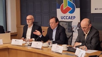 De izquierda a derecha, el economista Ronulfo Jiménez, José Álvaro Jenkins, presidente de la Uccaep, y Sergio Capón, presidente de la CICR. (Cortesía/CRH).