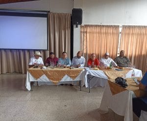 Encuentro de alcaldes y el diputado Geison Valverde. (Cortesía).