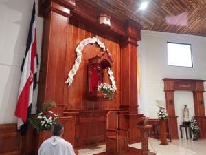 Cura exiliado en Costa Rica