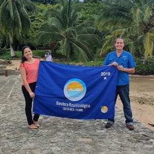 Villalta sosteniendo la bandera azul que ganó la isla | Cortesía