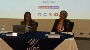 De izquierda a derecha, Floribel Méndez y Elizabeth Solano, gerente general del INEC y coordinadora del Censo 2022. (CRH).