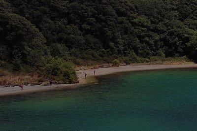 Tour clandestino, captado por personal de la UNA, en la laguna Botos. Cortesía UNA/Ovsicori