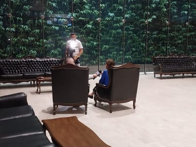 La jefa del oficialismo, Pilar Cisneros se encontraba brindando una entrevista, luego que salió a saludar a una delegación de las Olimpiadas Especiales razón por la cual dice quedó fuera. (Foto: CRH)