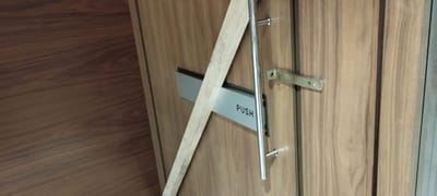 Así está la puerta del plenario.