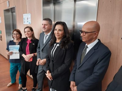 La diputada Paulina Ramírez, acompañada por representantes de la Cámara de Empresas de Ventas Directas y personas que se dedican a la actividad. Foto: CRH