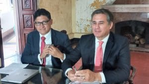 A la izquierda, Pedro Beirute, gerente general de Procomer, y a la izquierda, Manuel Tovar, ministro de Comercio Exterior. (CRH).