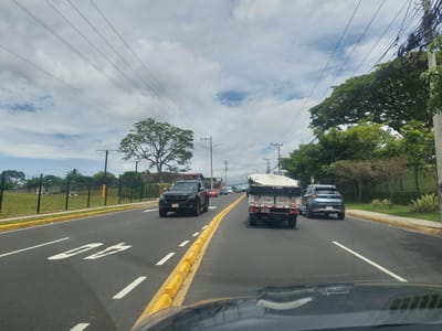 Separadores viales colocados en la ruta nacional 3, entre Alajuela y Heredia. CRH