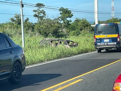 La microbús afectada en el choque. Cortesía