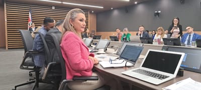 En primer plano, Kattia Cambronero, diputada del PLP. Comisión para el Control del Ingreso y Gasto Públicos. (Cortesía).