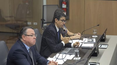 Luis Amador, ministro del MOPT, al centro, junto a Francisco Molina, jefe financiero y Génesis Sánchez. Captura de pantalla