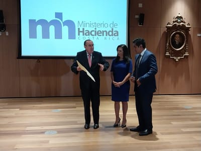 De izquierda a derecha, Rodrigo Arias, presidente del Congreso, Paulina Ramírez, presidenta de la Comisión de Asuntos Hacendarios, y Nogui Acosta, ministro de Hacienda. (CRH).