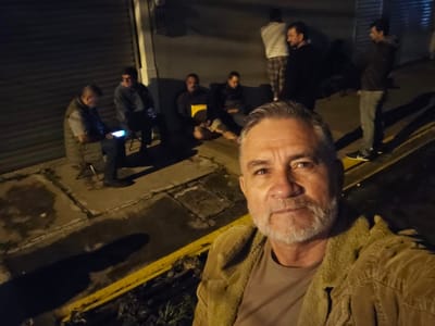 Andrés Guillén, transportista tico, junto a otros choferes, en la Embajada de Honduras en San José. Cortesía