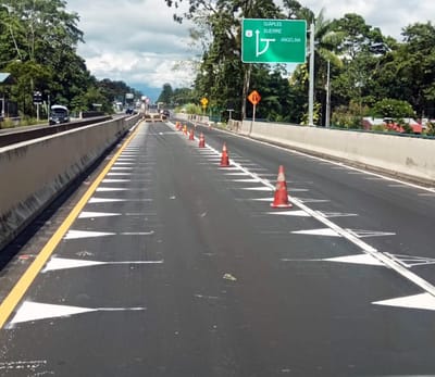 Imagen de los dientes de dragón colocados en la ruta 32, en el tramo en ampliación. Cortesía MOPT