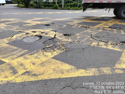 Asfalto en mal estado en la ruta nacional 3, entre San José y Heredia. MOPT