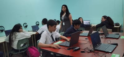 Pruebas Estandarizadas. Estudiantes de sexto grado de la IEGB Andrés Bello en Santa Ana.