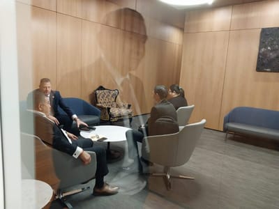 El exministro Torres esperando la audiencia en el Congreso.