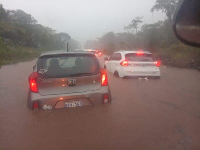 Vehículos afectados por las inundaciones del sábado en la Interamericana Norte. Archivo CRH/Cortesía