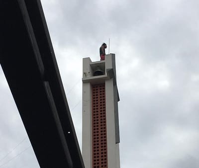 El sujeto subió al campanario este domingo. Imagen cortesía Noticias de Última Hora Alajuela