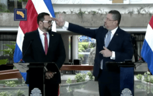 Rodrigo Chaves, presidente de la República y Marco Acuña, presiente ejecutivo del ICE (Captura)