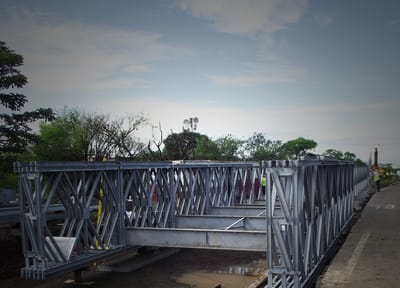 Imagen del puente bailey que se coloca en las cercanías del Aeropuerto Internacional Juan Santamaría. Cortesía MOPT/Conavi