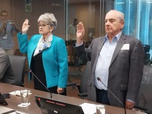 Alberto Dent, presidente del Conassif. A su lado, Rocío Aguilar, jerarca de la Sugef. (Archivo/CRH).