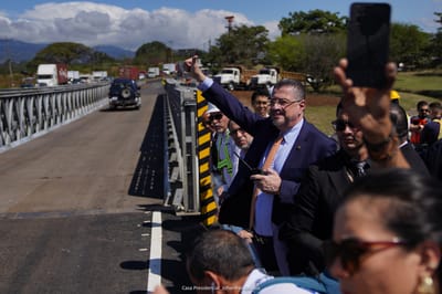 Chaves aseguró que el puente modular en el cruce del aeropuerto Juan Santamaría es una "belleza". Casa Presidencial