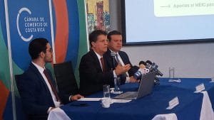 En el centro, Julio Castilla, presidente de la Cámara de Comercio de Costa Rica. (CRH).