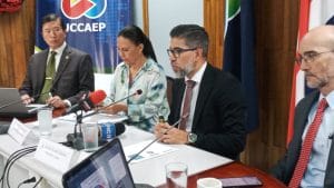 De izquierda a derecha, Rubén Acón, presidente de Canatur, Maritza Hernández y Jorge Luis Araya, de la Uccaep, y Sergio Capón, de la Cámara de Industrias. (CRH).